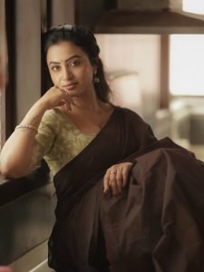 Sophisticated color combination highlights Janani Ashok Kumar's fashion coordination