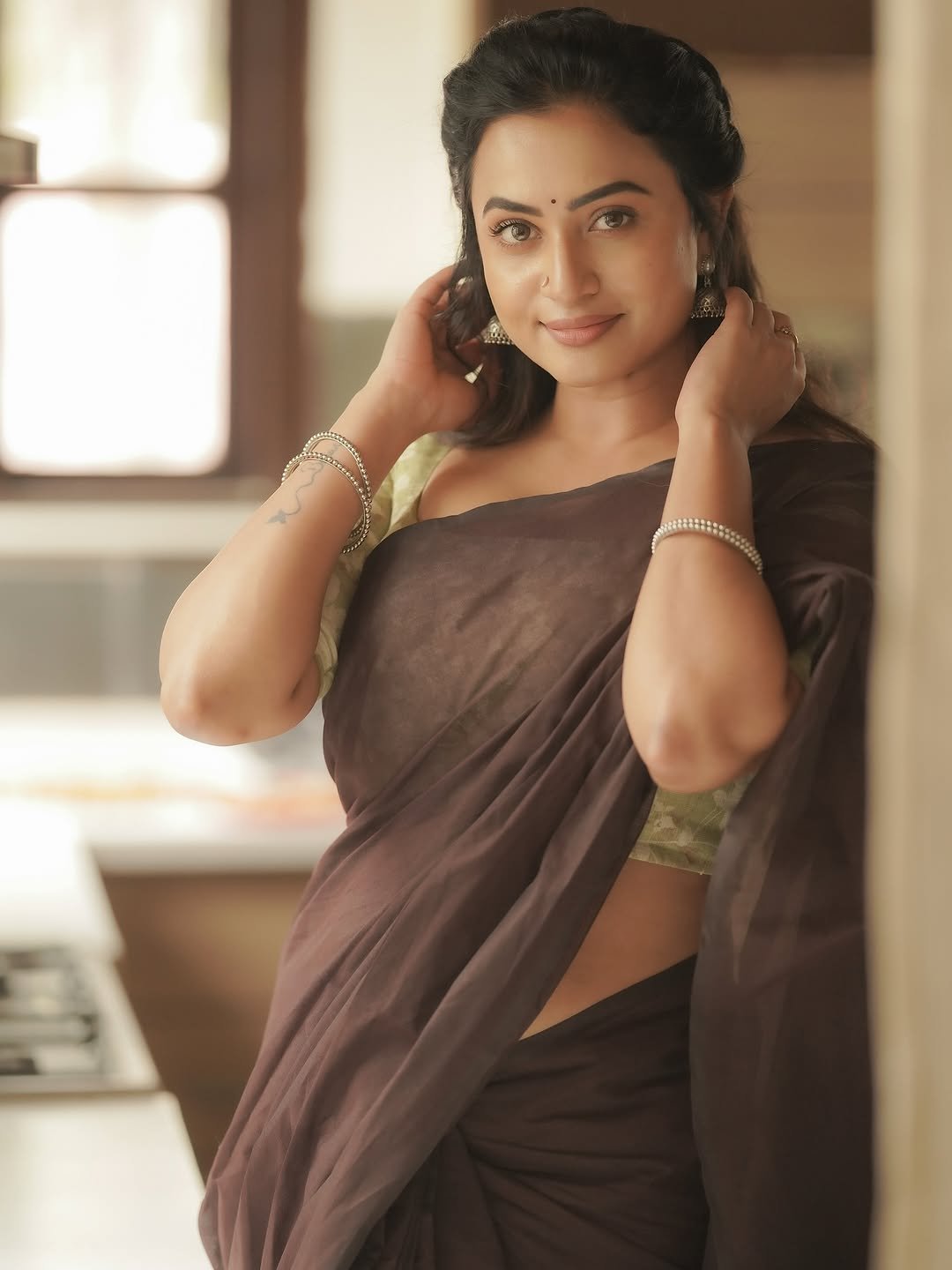 Janani Ashok Kumar in a brown saree with olive green printed blouse (45)