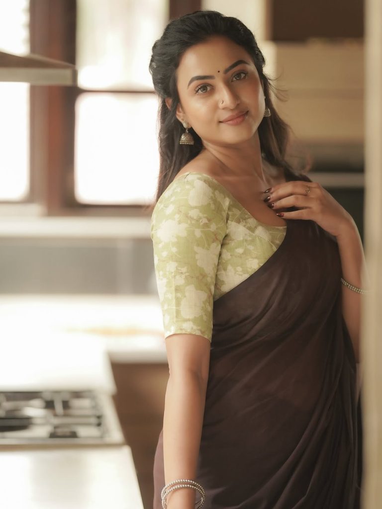 Janani Ashok Kumar embodies natural elegance in brown saree with olive green blouse