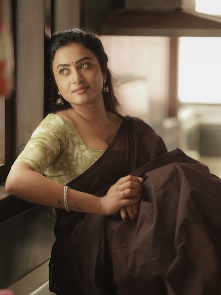 Janani Ashok Kumar embodies natural elegance in brown saree with olive green blouse