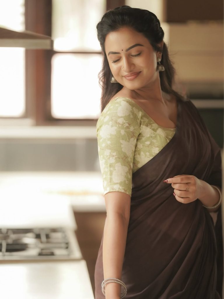 Janani Ashok Kumar embodies natural elegance in brown saree with olive green blouse