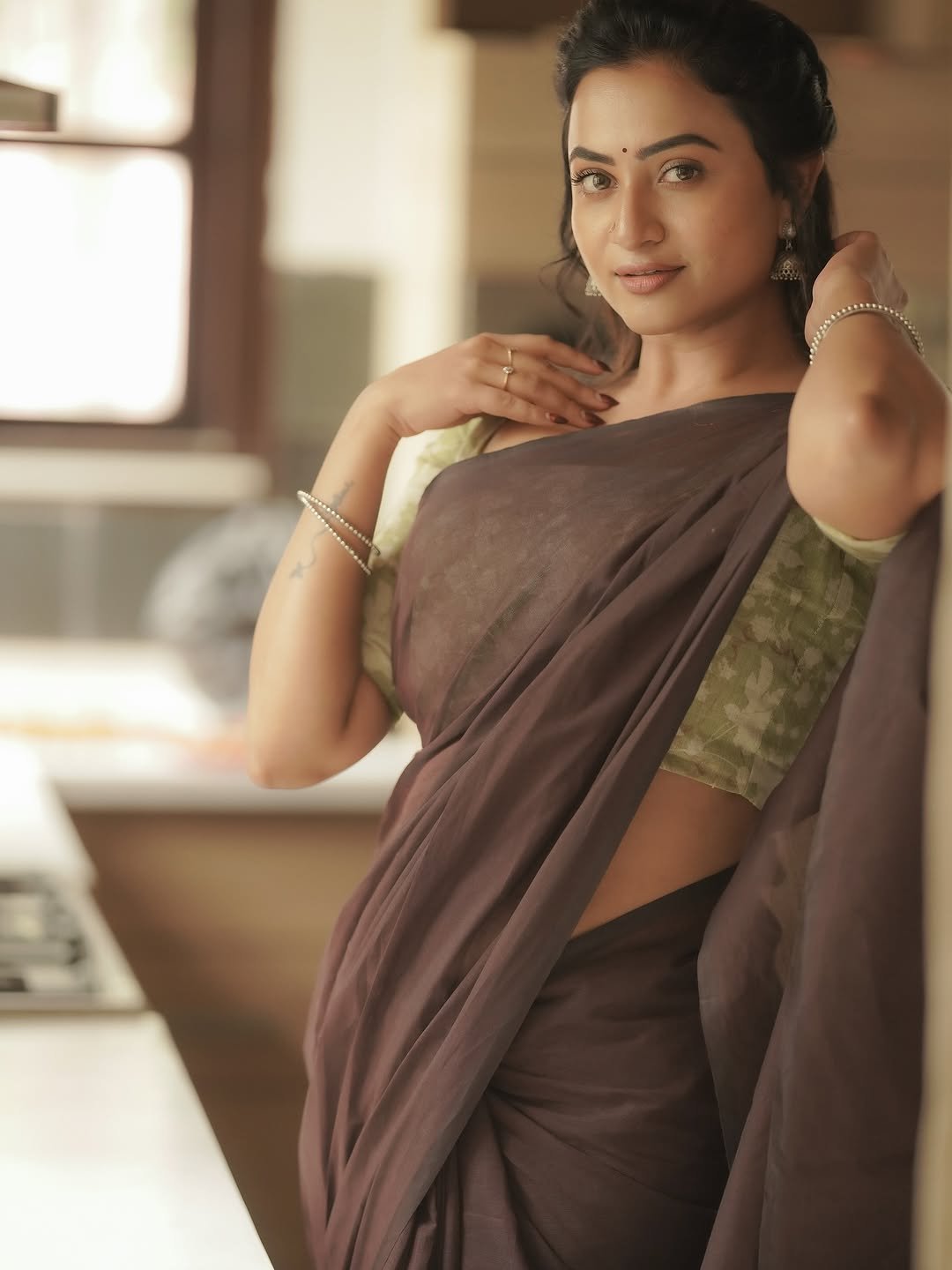 Janani Ashok Kumar in a brown saree with olive green printed blouse (55)