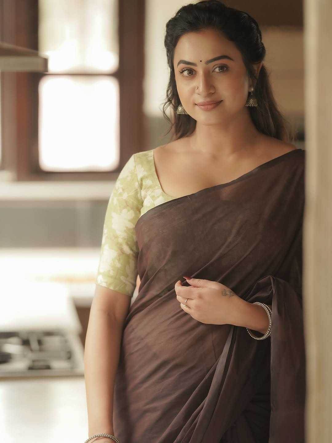 Janani Ashok Kumar in a brown saree with olive green printed blouse (56)