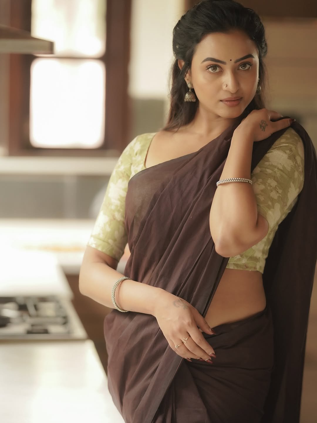Janani Ashok Kumar in a brown saree with olive green printed blouse (57)