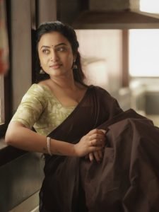 Earthy brown saree coordination showcases Janani Ashok Kumar's color expertise
