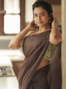 Earthy brown saree coordination showcases Janani Ashok Kumar's color expertise