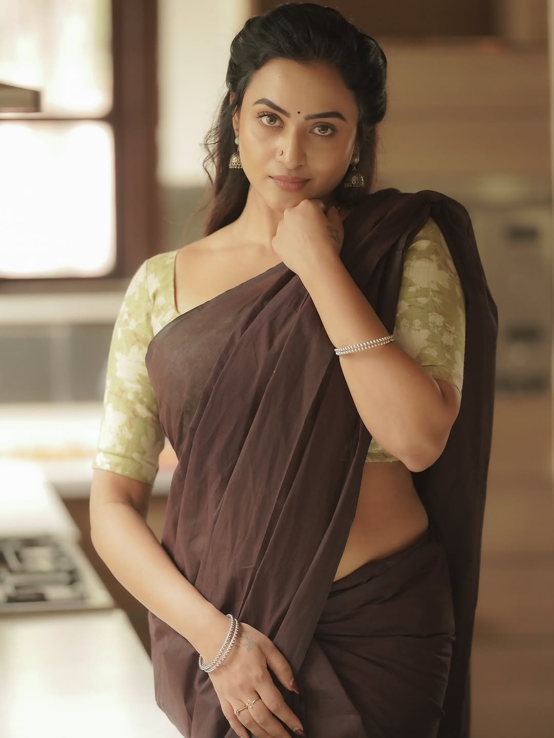 Janani Ashok Kumar in a brown saree with olive green printed blouse (60)