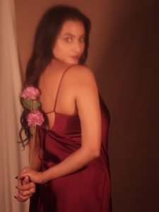 Elegant draping technique highlights Janani Ashok Kumar's style versatility