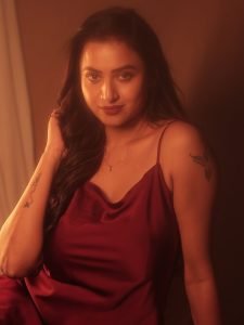 Elegant draping technique highlights Janani Ashok Kumar's style versatility