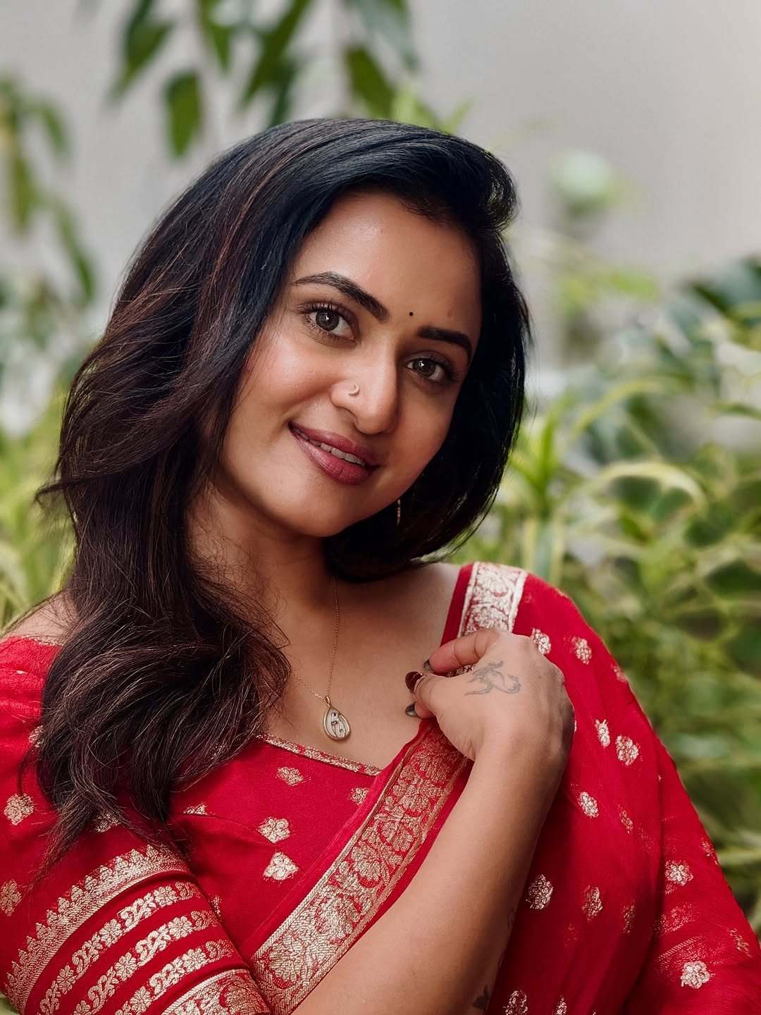 Janani Ashok Kumar in a red saree with gold zari border (1)