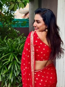Janani Ashok Kumar embodies elegance in red saree with intricate gold zari work