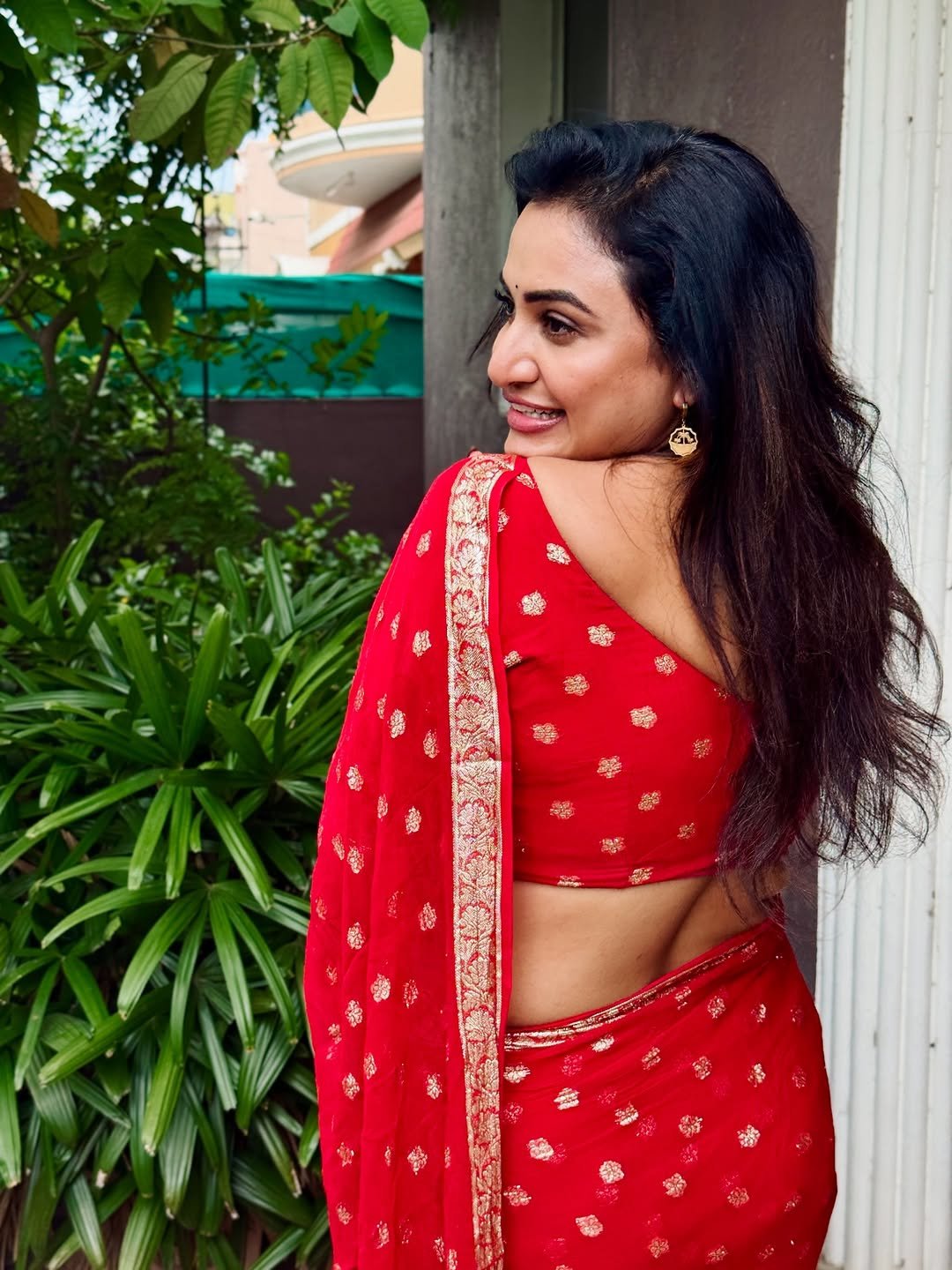 Janani Ashok Kumar in a red saree with gold zari border (15)