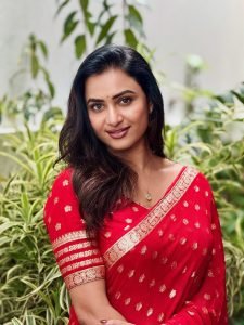 Janani Ashok Kumar embodies elegance in red saree with intricate gold zari work