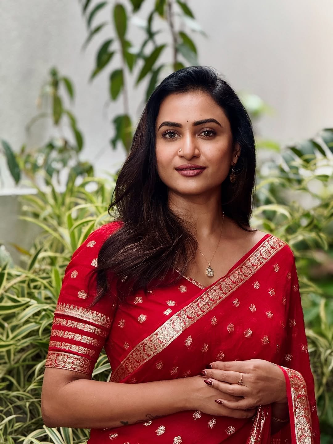 Janani Ashok Kumar in a red saree with gold zari border (17)