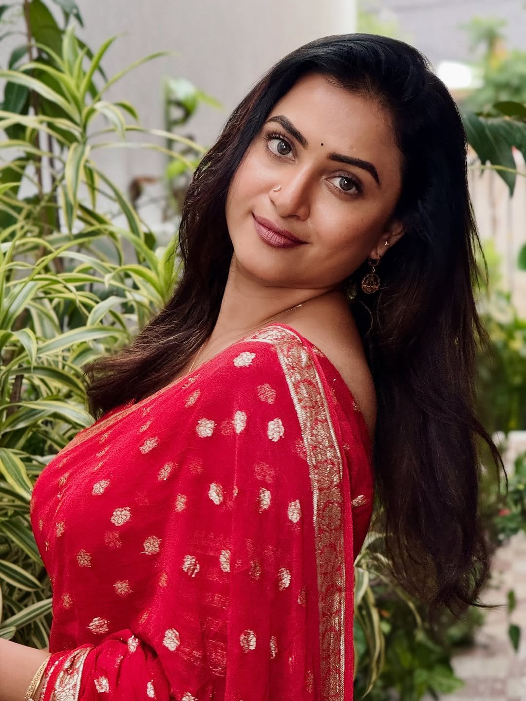 Janani Ashok Kumar in a red saree with gold zari border (2)