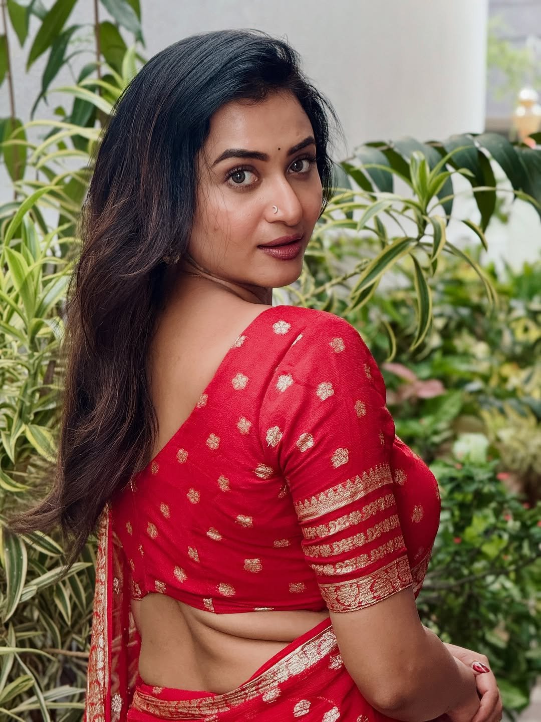 Janani Ashok Kumar in a red saree with gold zari border (21)