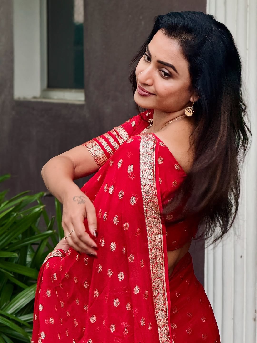 Janani Ashok Kumar in a red saree with gold zari border (3)