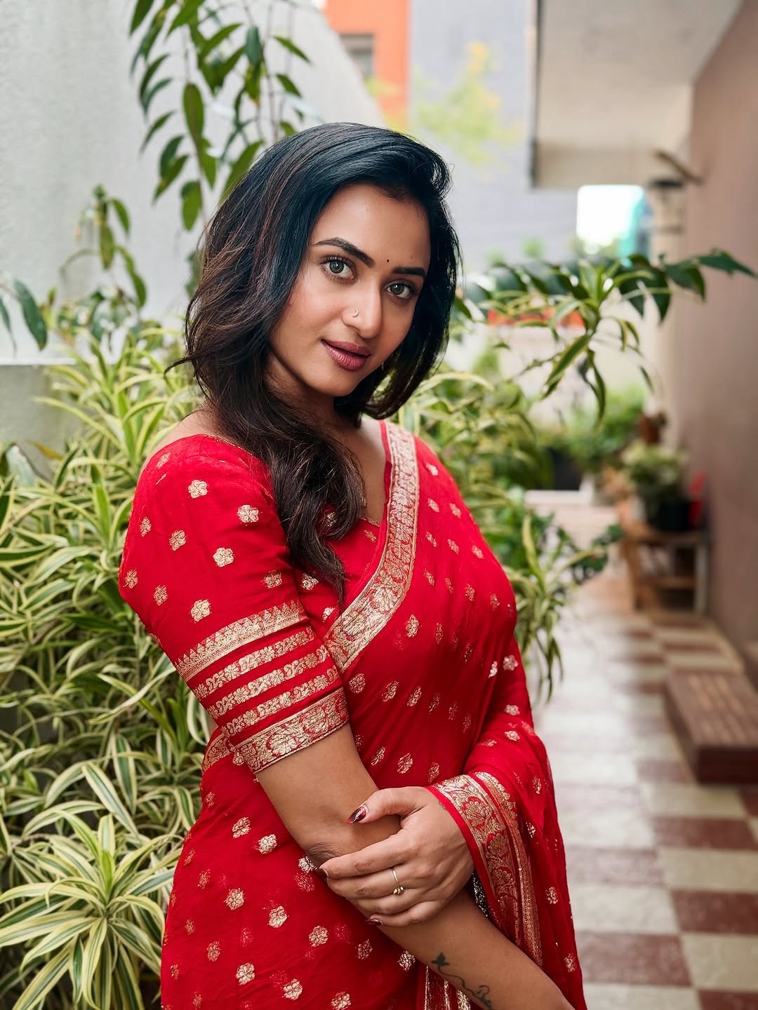 Janani Ashok Kumar in a red saree with gold zari border (7)