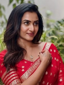 Luxurious gold zari detailing enhances Janani Ashok Kumar's red saree presentation