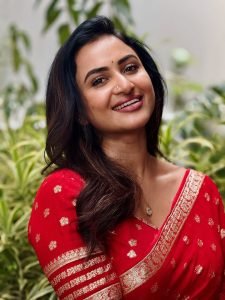 Luxurious gold zari detailing enhances Janani Ashok Kumar's red saree presentation