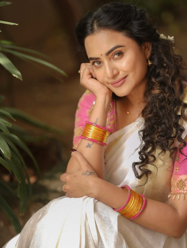 Pink embroidered blouse adds beautiful accent to Janani Ashok Kumar's Kerala saree