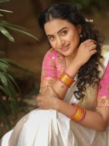 Janani Ashok Kumar embodies Kerala elegance in saree with pink embroidered blouse