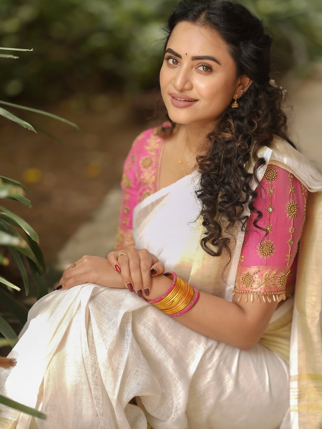 Janani Ashok Kumar in a traditional Kerala saree with pink embroidered blouse (11)