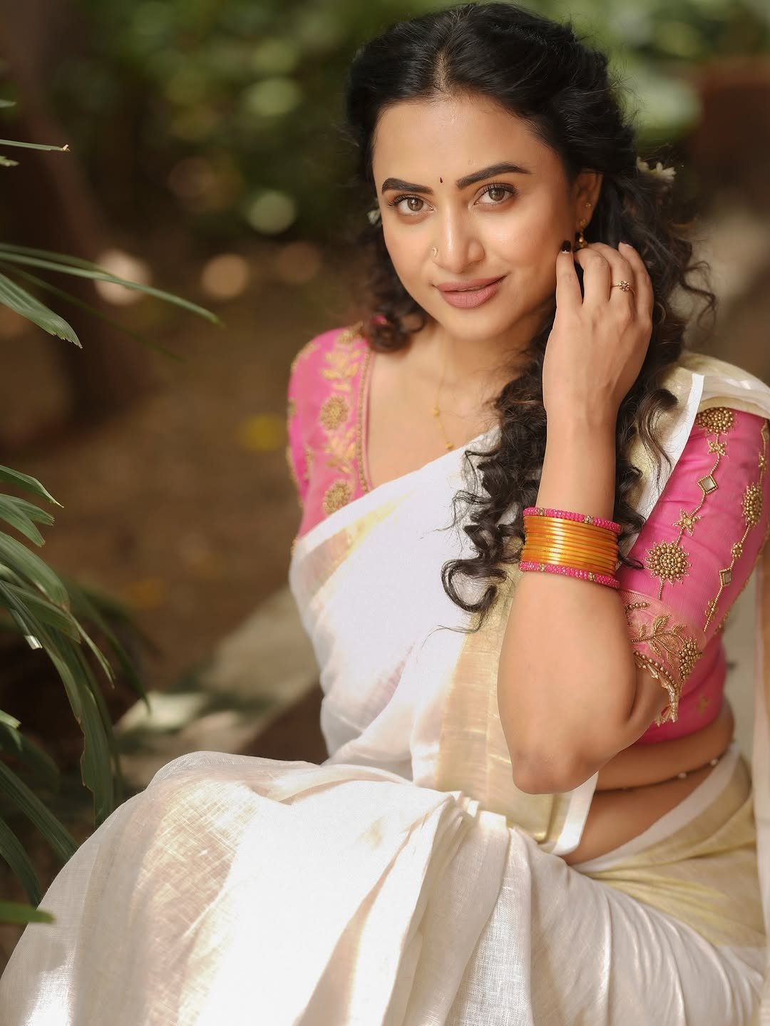 Janani Ashok Kumar in a traditional Kerala saree with pink embroidered blouse (12)