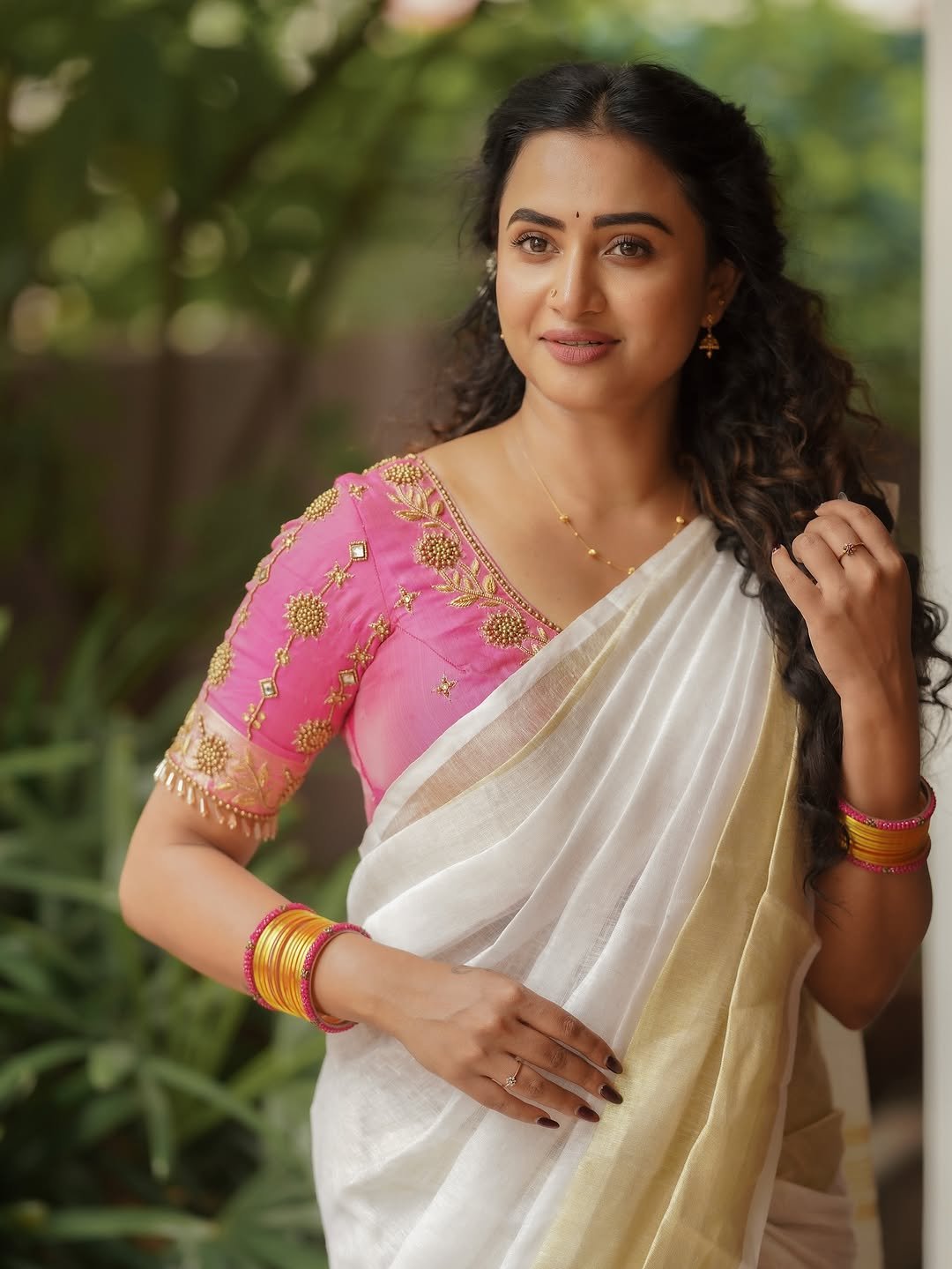 Janani Ashok Kumar in a traditional Kerala saree with pink embroidered blouse (13)