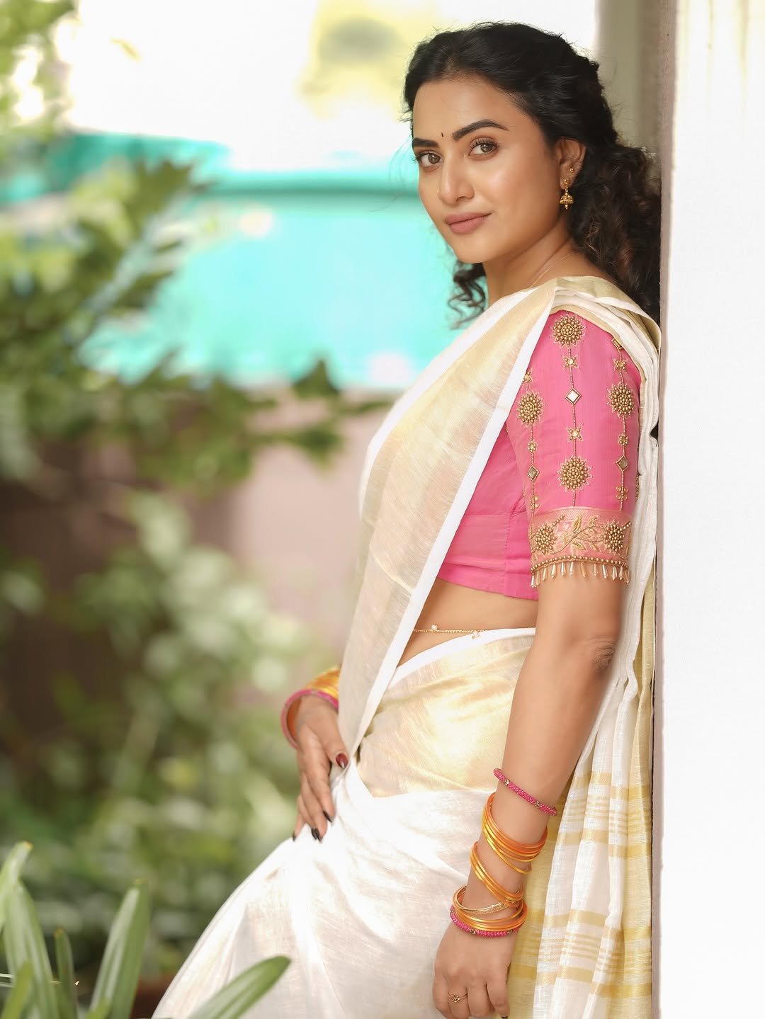 Janani Ashok Kumar in a traditional Kerala saree with pink embroidered blouse (14)