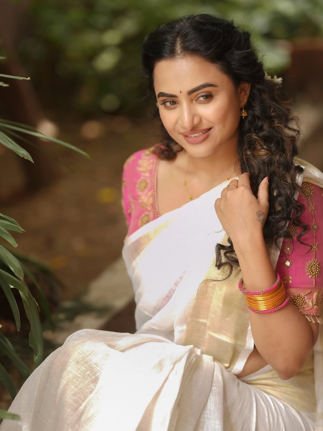 Janani Ashok Kumar in a traditional Kerala saree with pink embroidered blouse (15)
