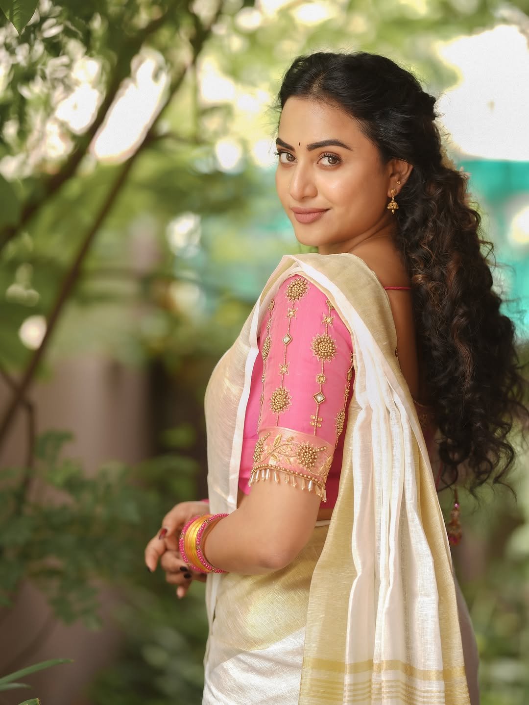 Janani Ashok Kumar in a traditional Kerala saree with pink embroidered blouse (16)