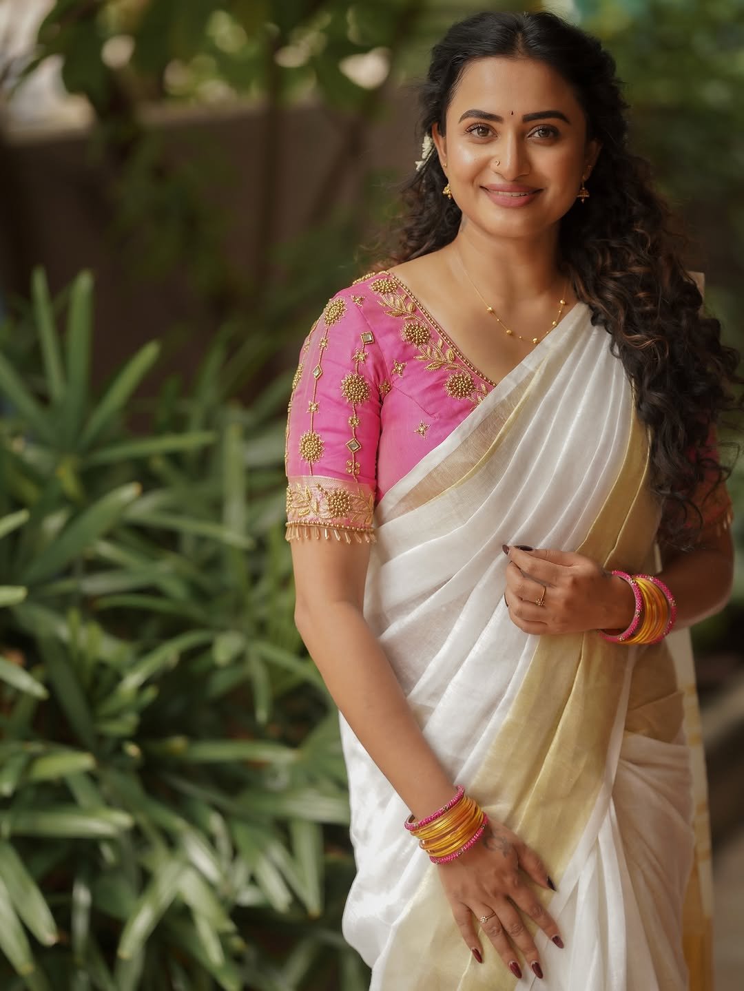 Janani Ashok Kumar in a traditional Kerala saree with pink embroidered blouse (17)