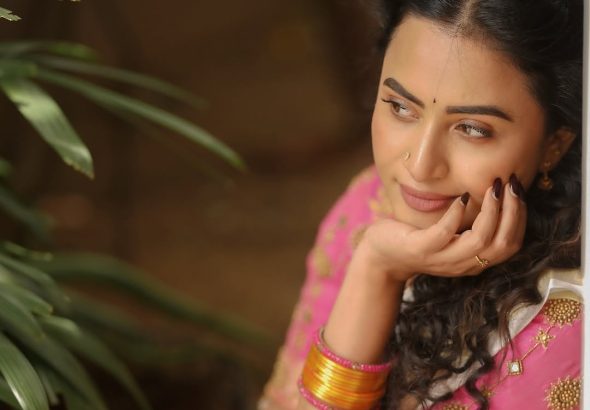 Pink embroidered blouse adds beautiful accent to Janani Ashok Kumar's Kerala saree