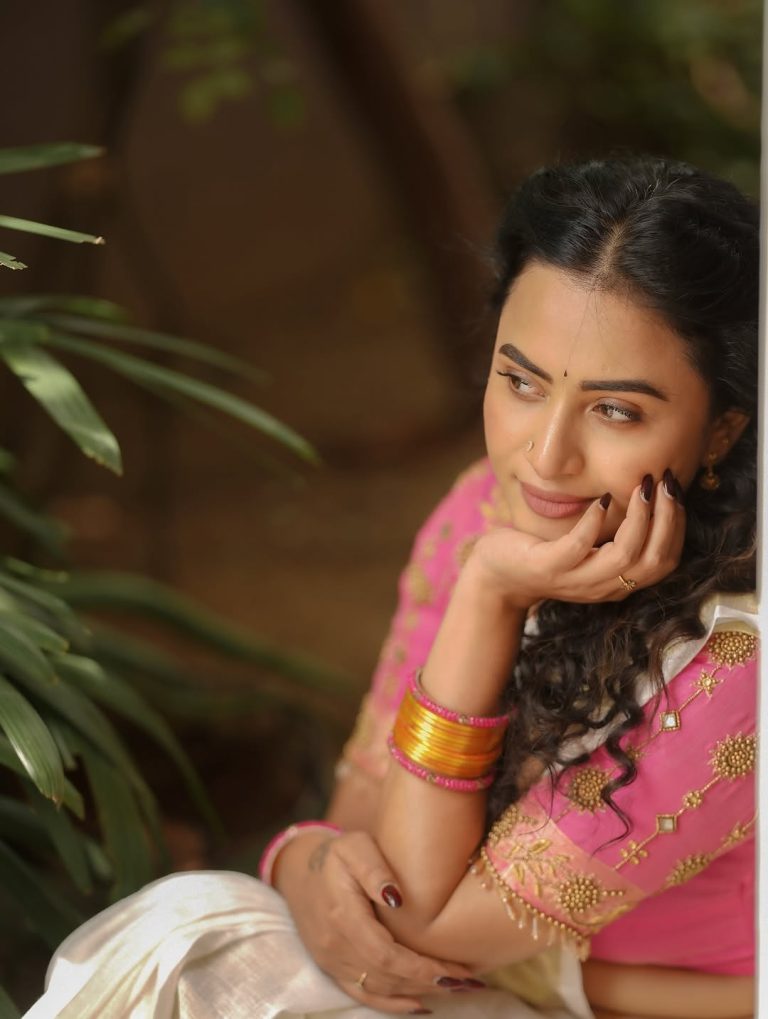 Pink embroidered blouse adds beautiful accent to Janani Ashok Kumar's Kerala saree