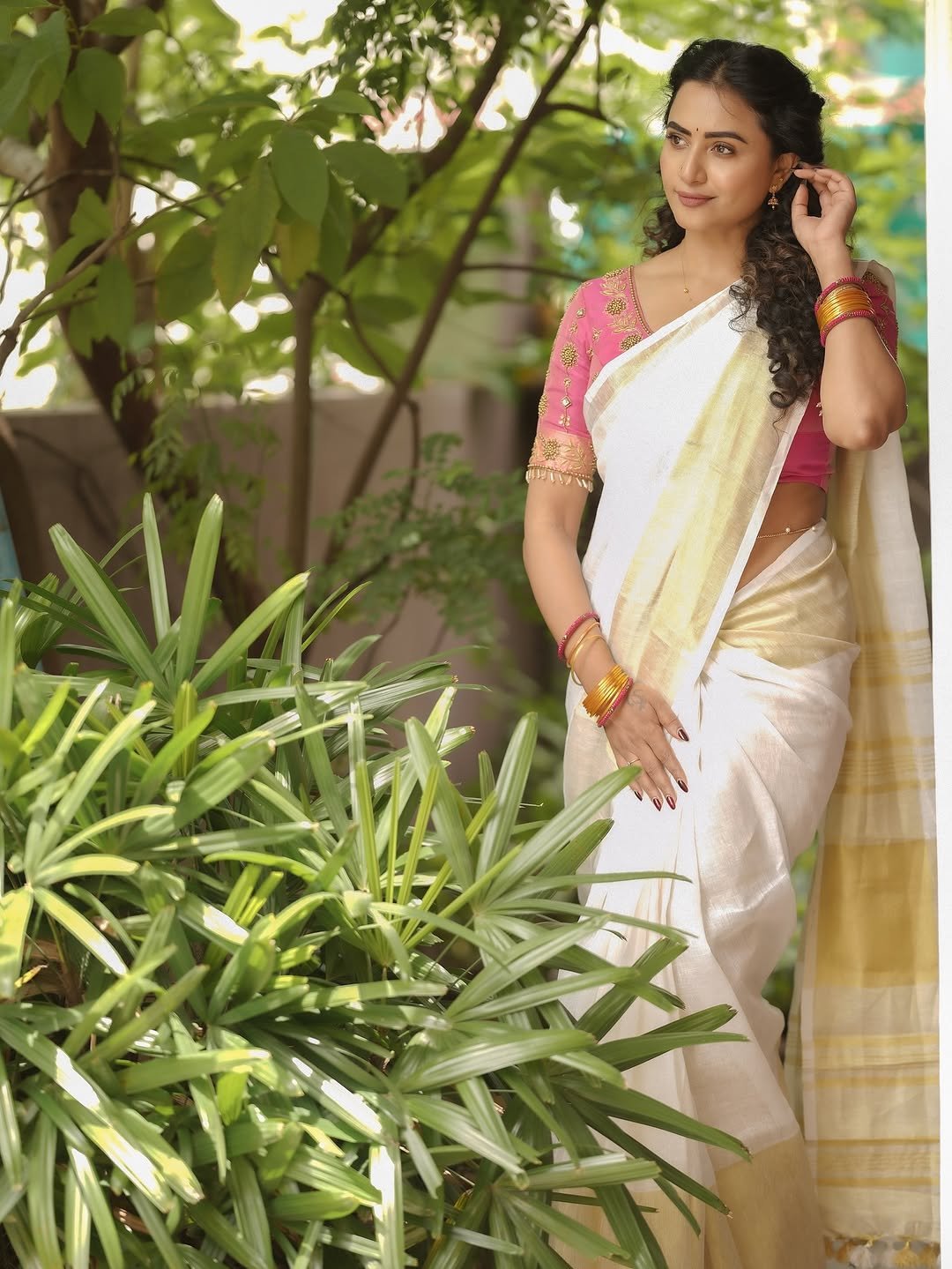 Janani Ashok Kumar in a traditional Kerala saree with pink embroidered blouse (20)