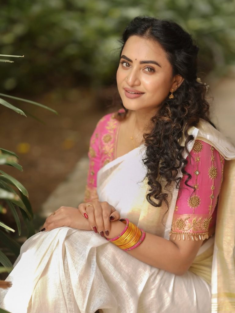 Traditional Kerala saree showcases Janani Ashok Kumar's regional cultural appreciation