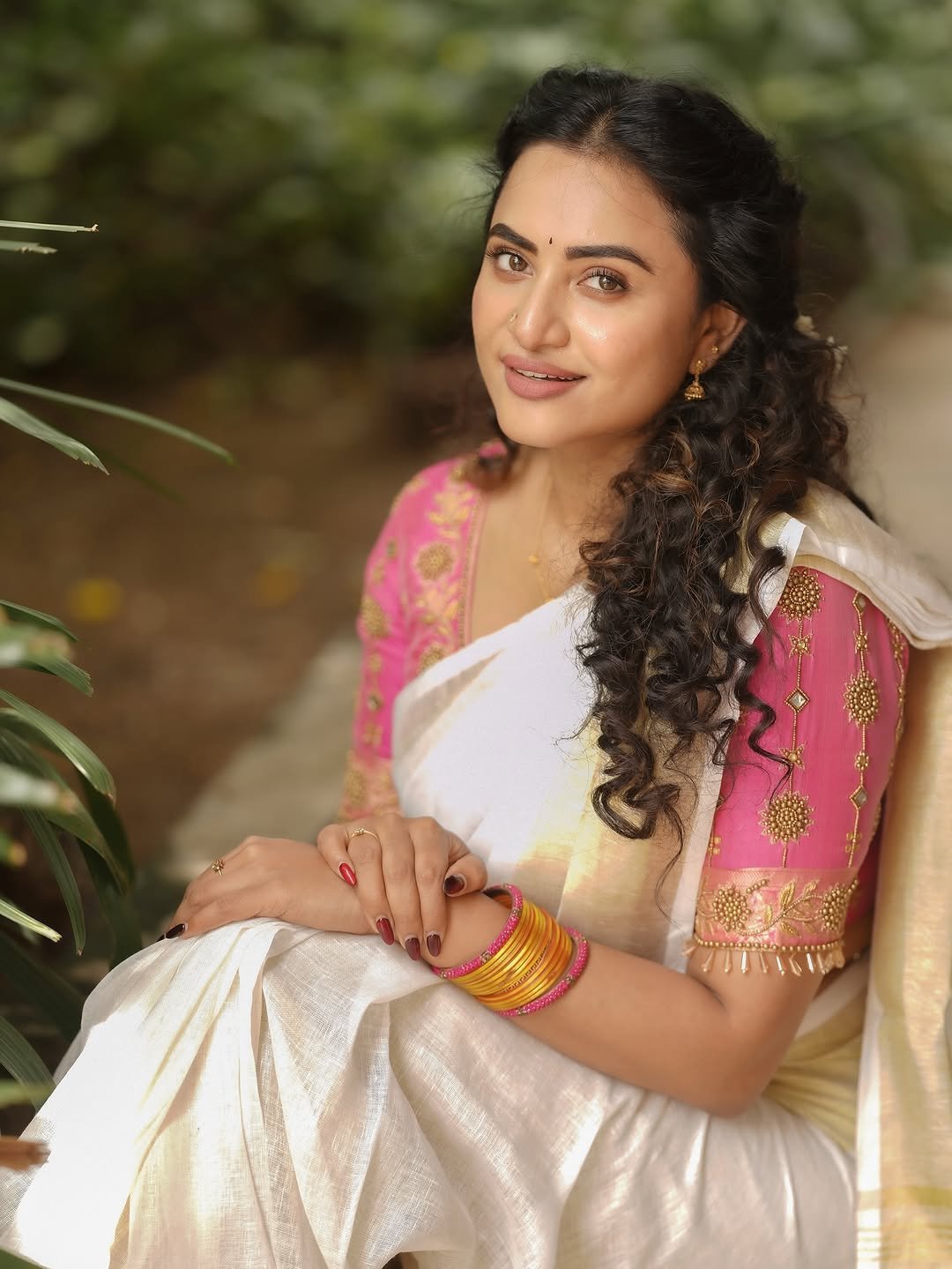 Janani Ashok Kumar in a traditional Kerala saree with pink embroidered blouse (21)