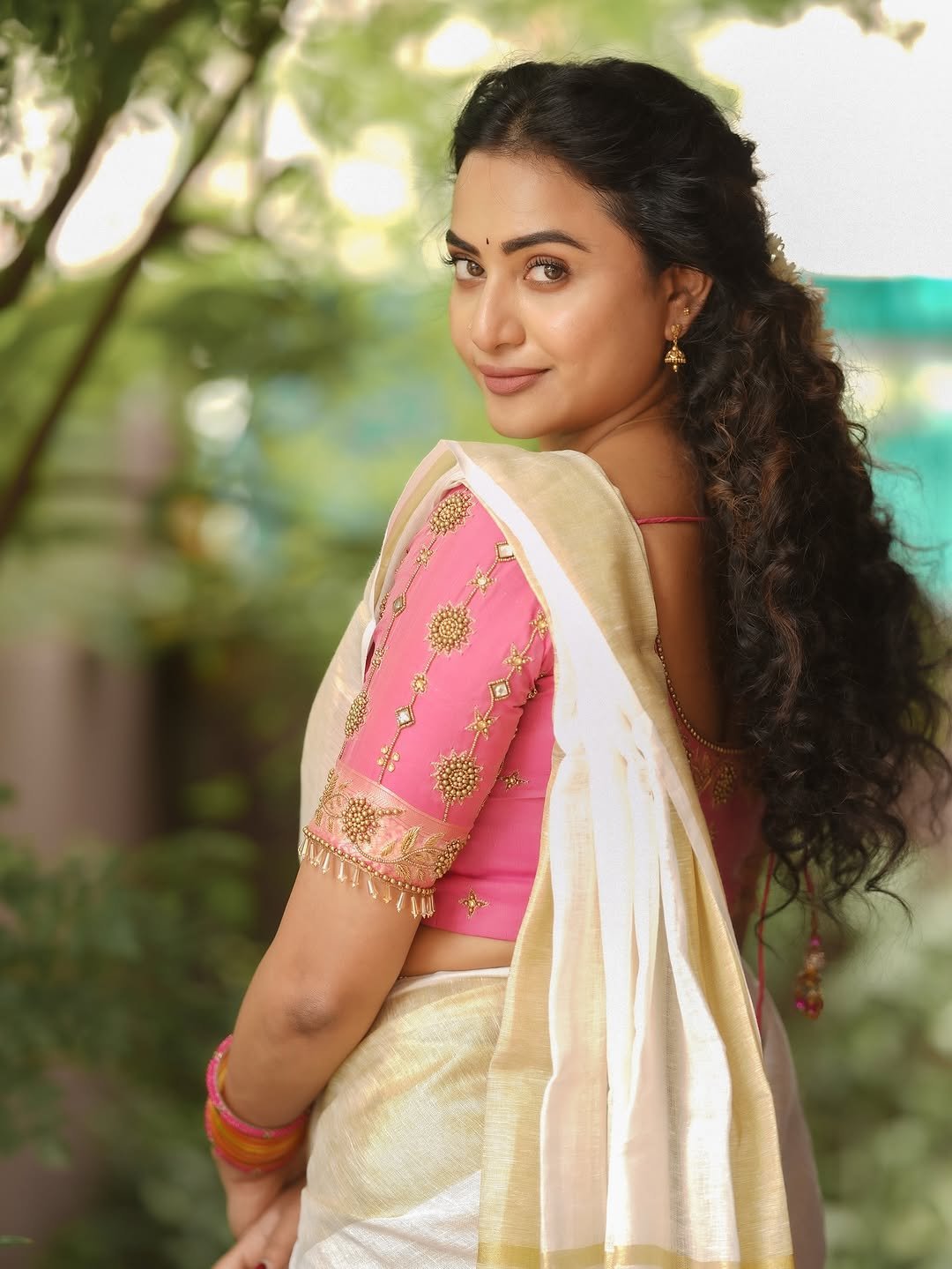 Janani Ashok Kumar in a traditional Kerala saree with pink embroidered blouse (22)