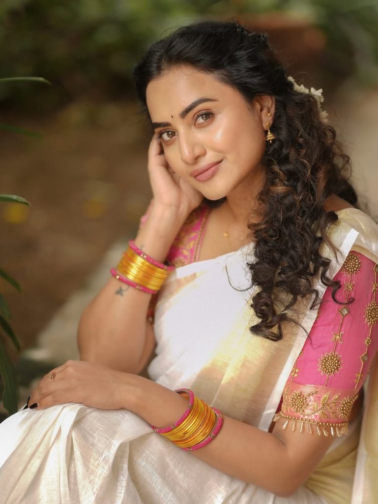 Pink embroidered blouse adds beautiful accent to Janani Ashok Kumar's Kerala saree
