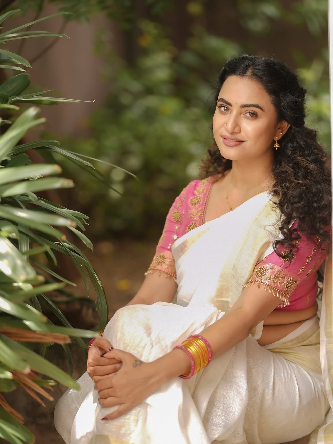 Janani Ashok Kumar in a traditional Kerala saree with pink embroidered blouse (4)