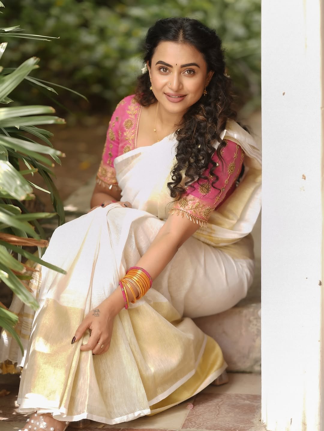 Janani Ashok Kumar in a traditional Kerala saree with pink embroidered blouse (7)