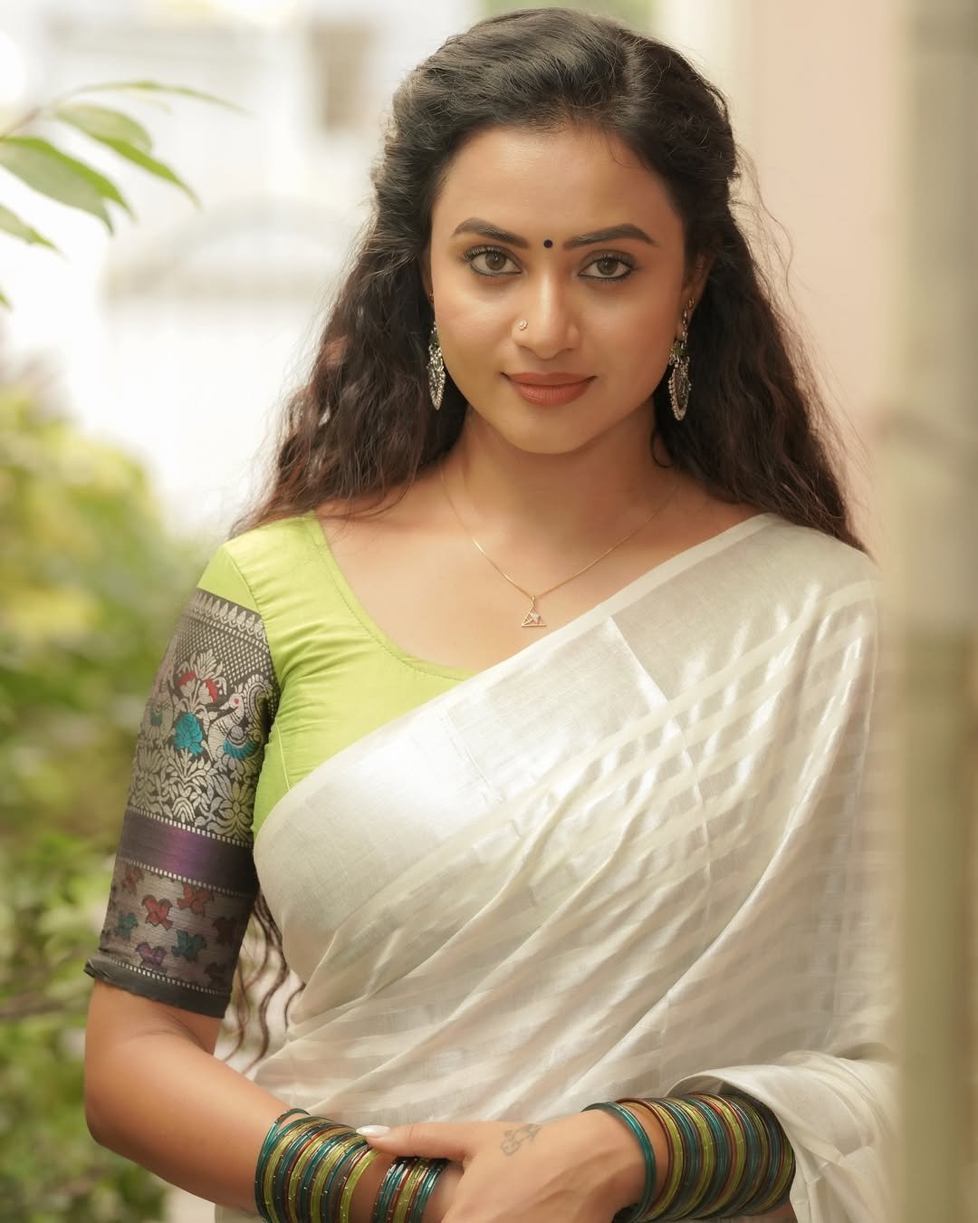 Janani Ashok Kumar in a white saree with embroidered green blouse (1)