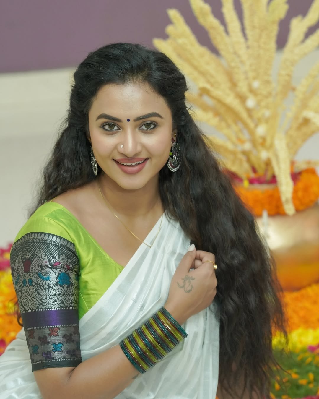 Janani Ashok Kumar in a white saree with embroidered green blouse (10)