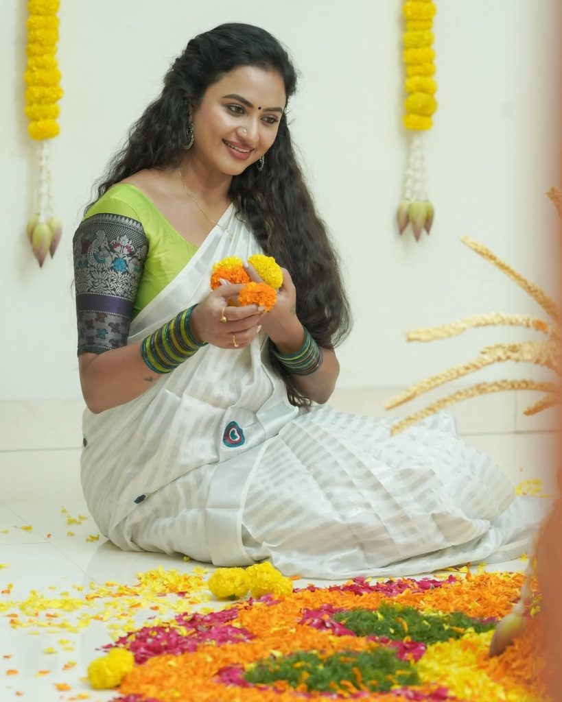 Beautiful embroidered blouse adds artistic accent to Janani Ashok Kumar's white saree