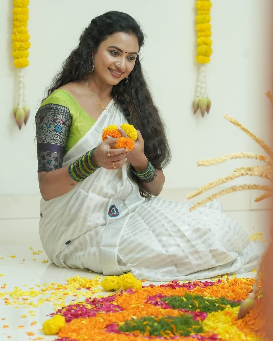 Janani Ashok Kumar in a white saree with embroidered green blouse (11)