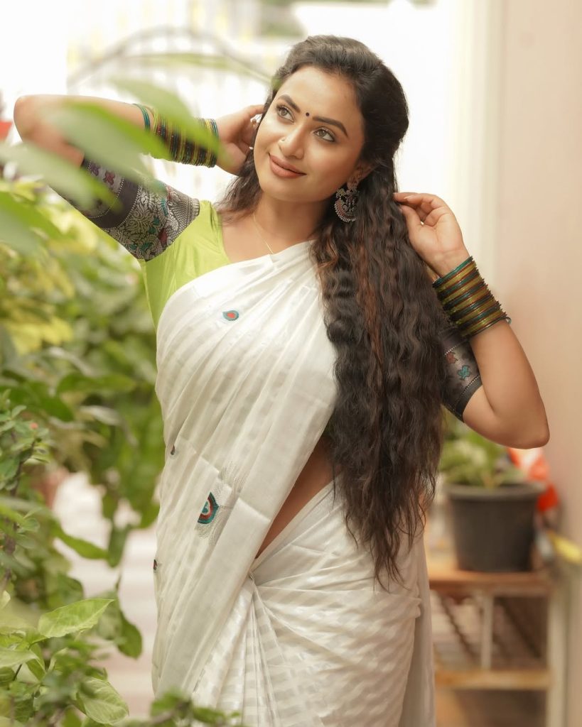 Beautiful embroidered blouse adds artistic accent to Janani Ashok Kumar's white saree