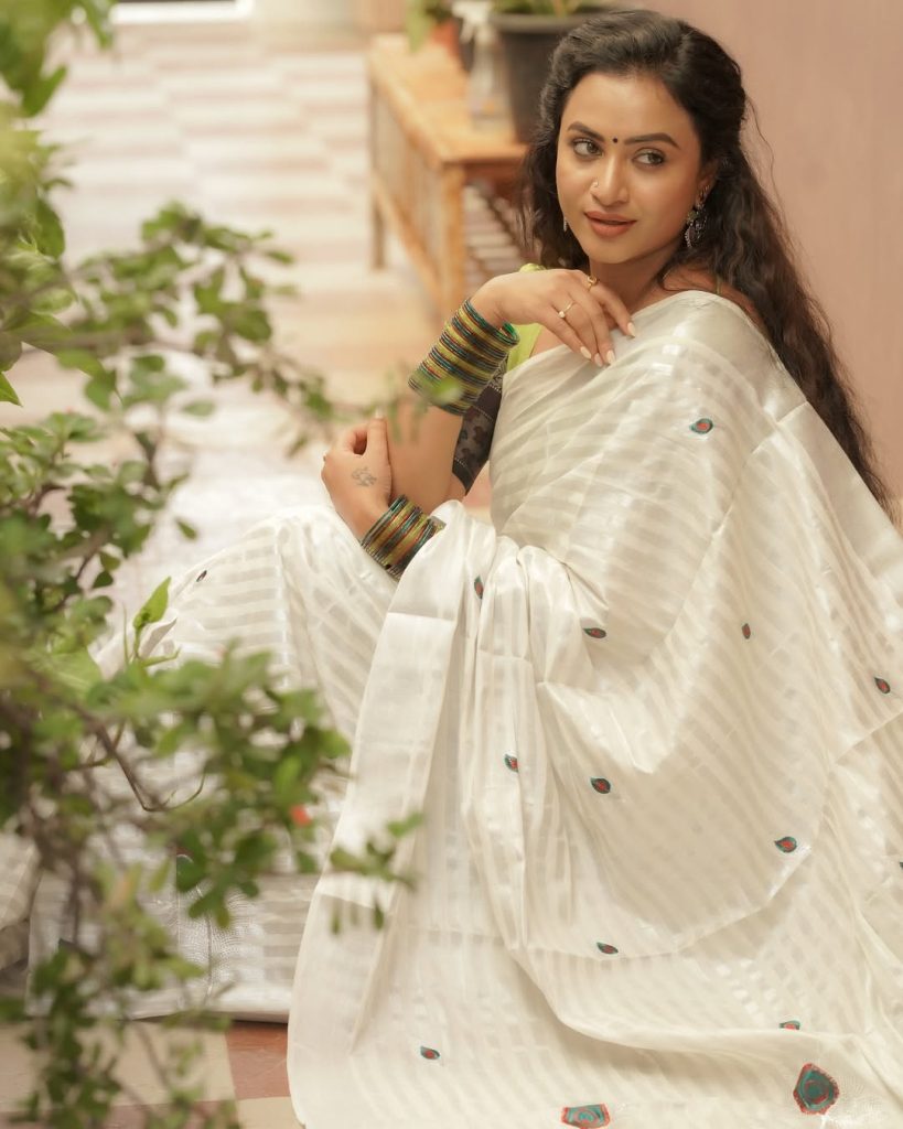 Janani Ashok Kumar embodies sophistication in white saree with detailed green embroidery