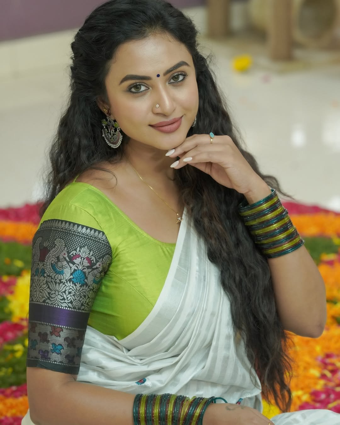Janani Ashok Kumar in a white saree with embroidered green blouse (19)