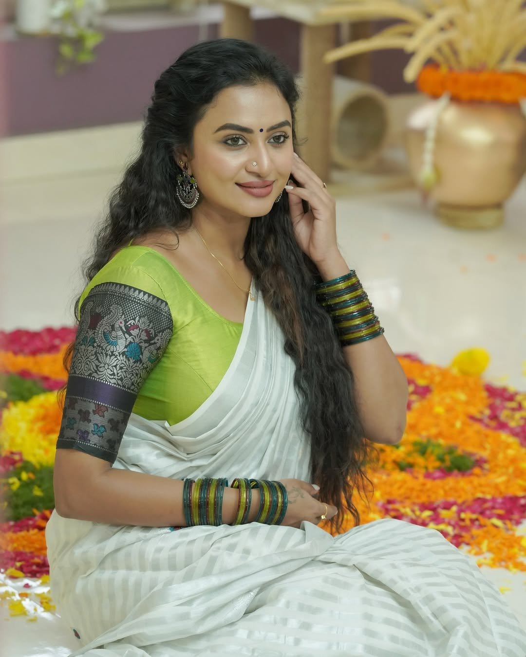 Janani Ashok Kumar in a white saree with embroidered green blouse (2)